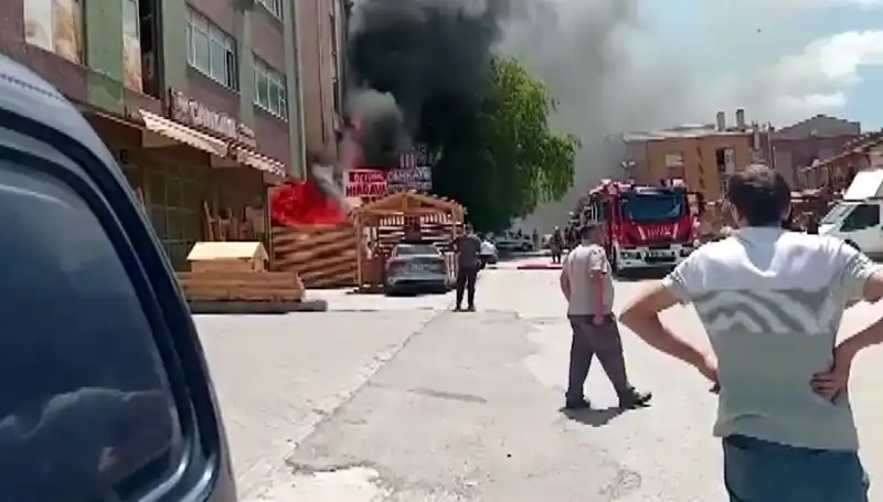 Ankara'da Yangın: İş Yerlerini Kucaklayan Alevler Şehirde Panik Yaratıyor