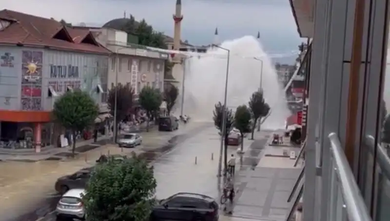 İçme Suyu Hattı Patladı: Şehri Saran Fıskıyeden Metrelerce Yükseğe Su Fışkırdı