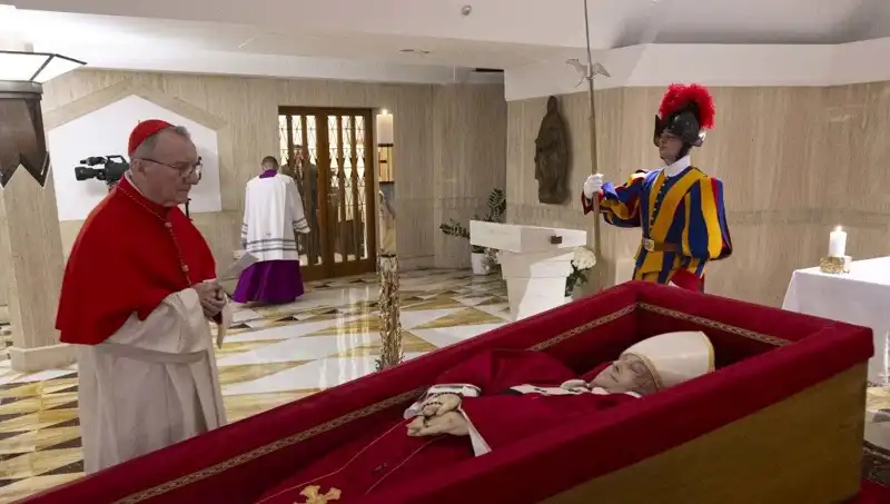 Papa'nın Tabutundaki Fotoğraflar İlk Kez Yayınlandı, Dünyayı Sarsan Detaylar Ortaya Çıktı!