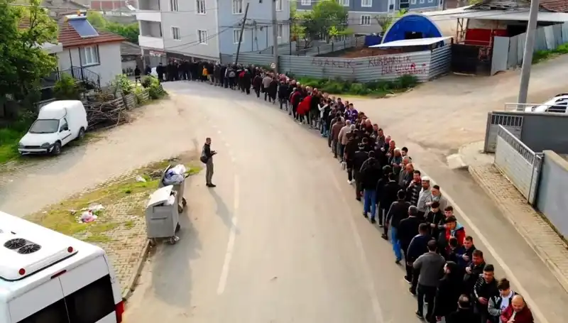 Bursa'da Geleneği Yaşatan Mahallede 1 Kilometrelik Bayramlaşma Kuyruğu