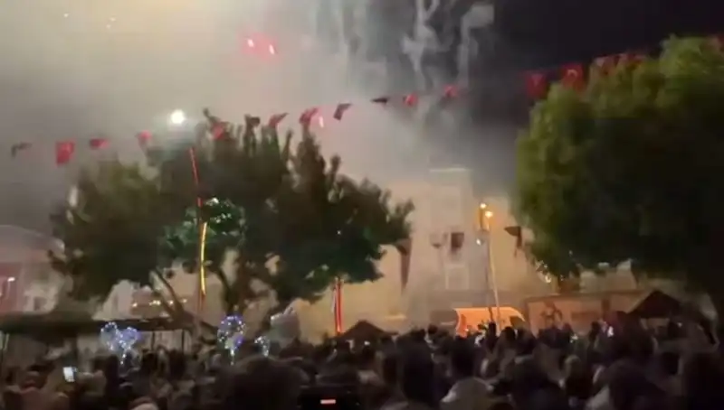 Havai Fişek Gösterisi Sırasında Skandal Anlar: Hastanelik Olanlar Var!